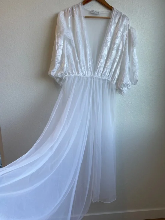 Val Mode Lingerie White Lace-Trim Peignoir • Large - Picture 12 of 14